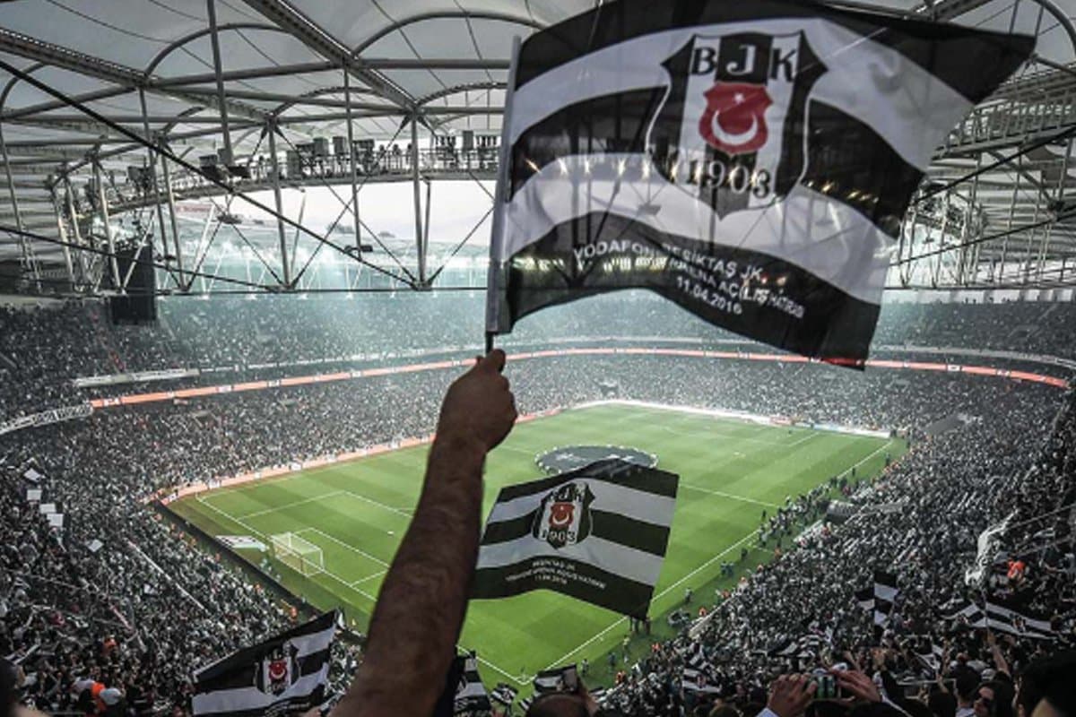 Tribünde Beşiktaş bayrağı