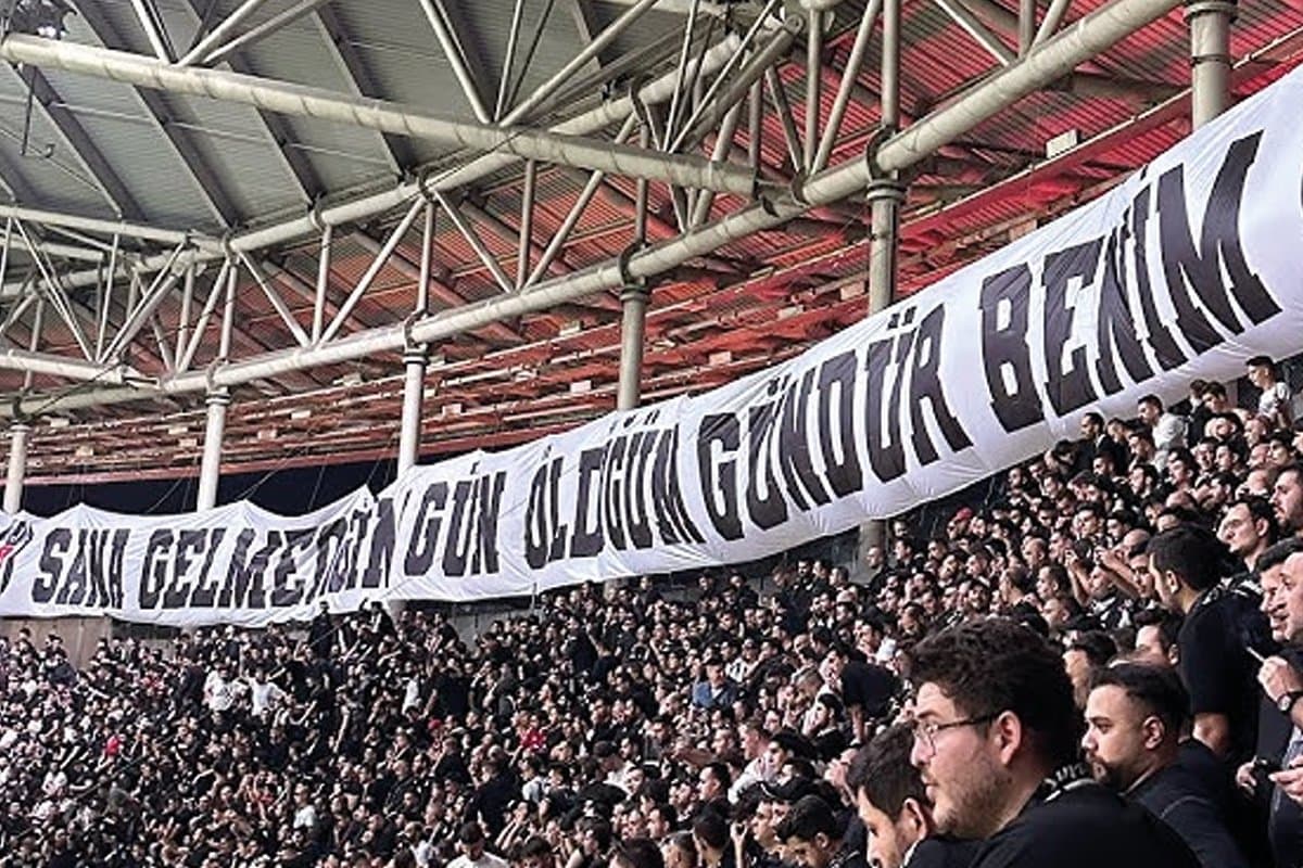 Tribünde Beşiktaş pankartı